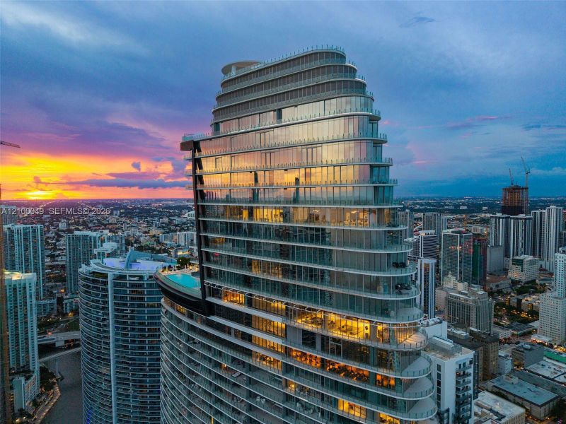 Condo located in Miami, FL showcasing its design and architecture (Image 30).