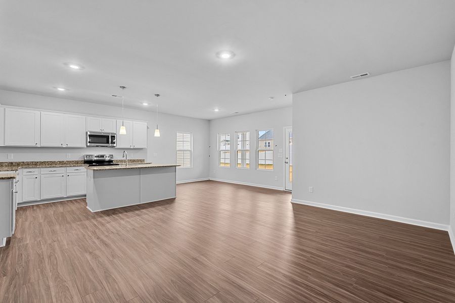 Spacious, unfurnished interior of a new home in Fieldstone, Lexington (Image 17).