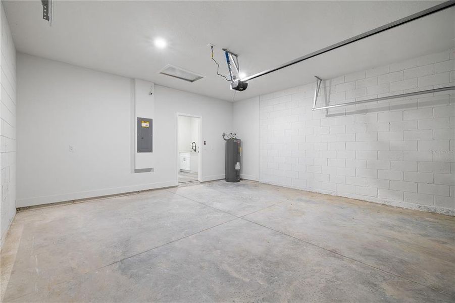 Spacious, unfurnished interior of a new home in , Citrus Springs (Image 7).