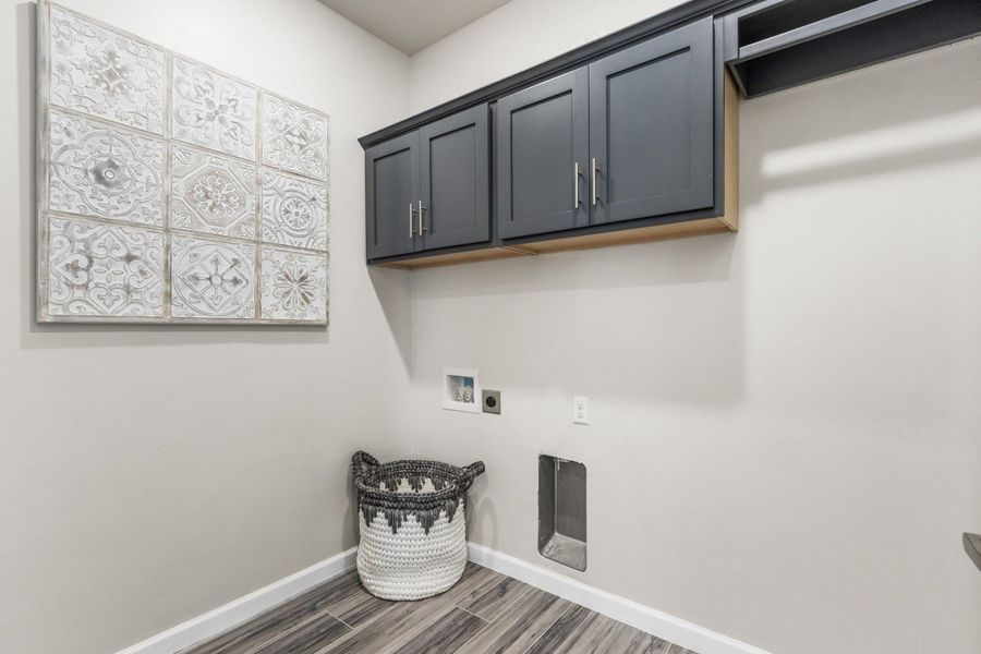 Representative furnished interior of a home built from the Valencia by Hakes Brothers in Hillside Park, El Paso (Image 37).
