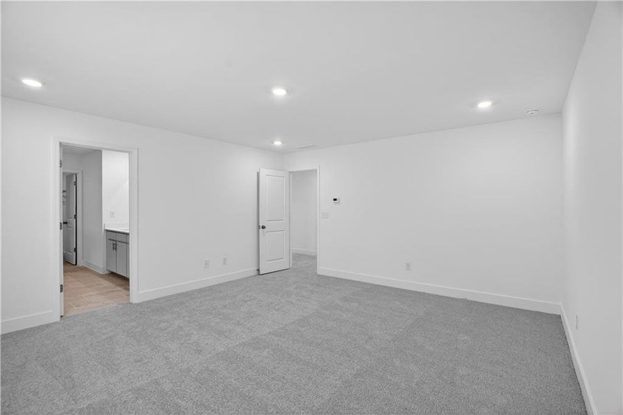 Spacious, unfurnished interior of a new home in Shadow Creek, Jackson (Image 34).