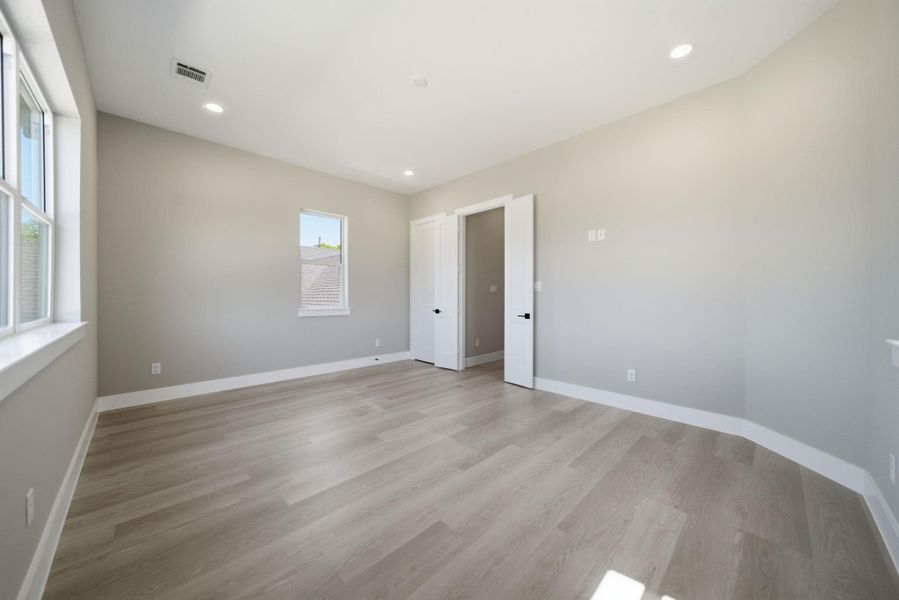 Spacious, unfurnished interior of a new home in , Tomball (Image 29).
