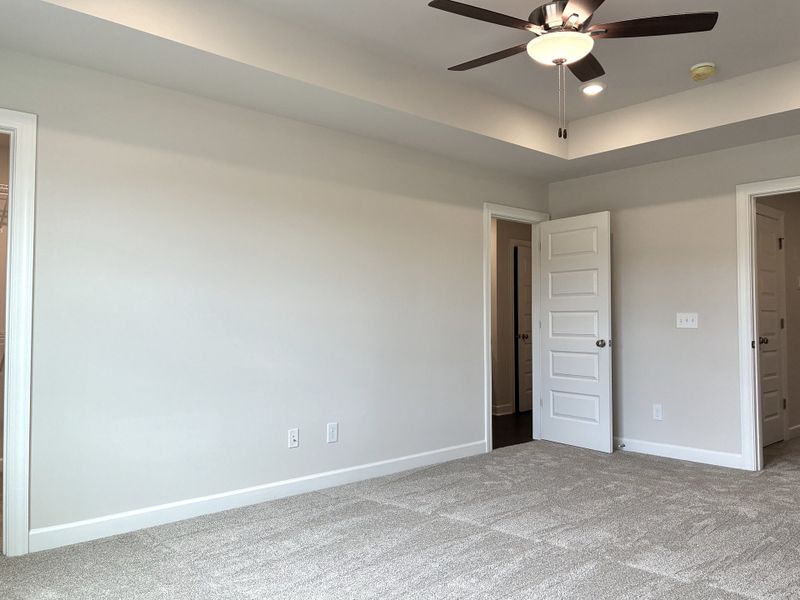 Spacious, unfurnished interior of a new home in Holly Ridge, Greenville (Image 9).