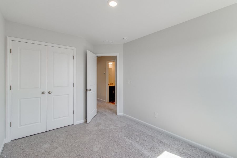 Spacious, unfurnished interior of a new home in Astoria, Columbia (Image 26).