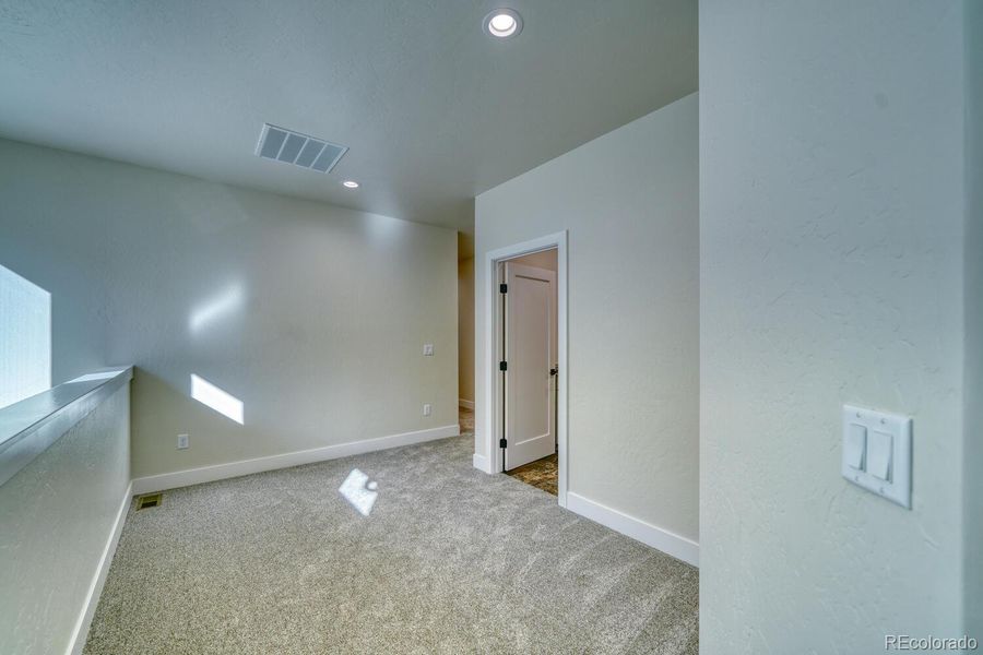 Spacious, unfurnished interior of a new home in , Salida (Image 21).