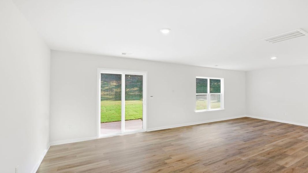 Spacious, unfurnished interior of a new home in Cloverdale Hills, Piedmont (Image 18).