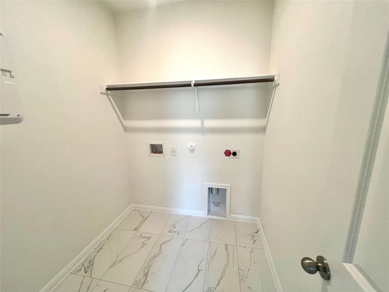 Spacious, unfurnished interior of a new home in Porter Country, Buda (Image 10).