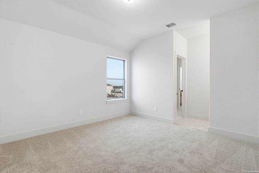 Spacious, unfurnished interior of a new home in Haby Hill 50s, San Antonio (Image 35).