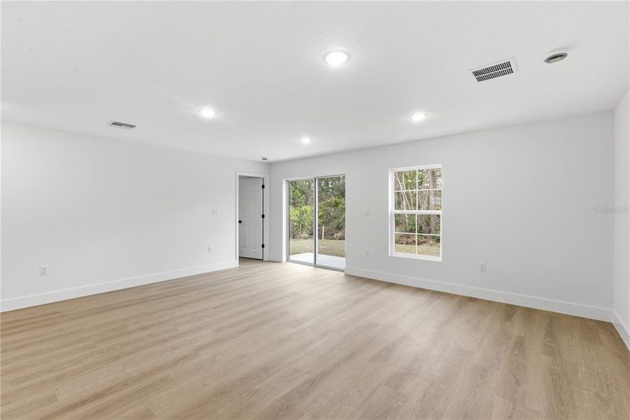 Spacious, unfurnished interior of a new home in , Sebring (Image 13).