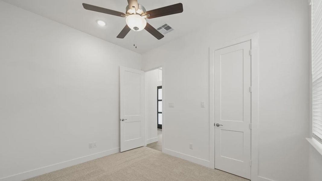 Spacious, unfurnished interior of a new home in Sienna 45', Missouri City (Image 18).