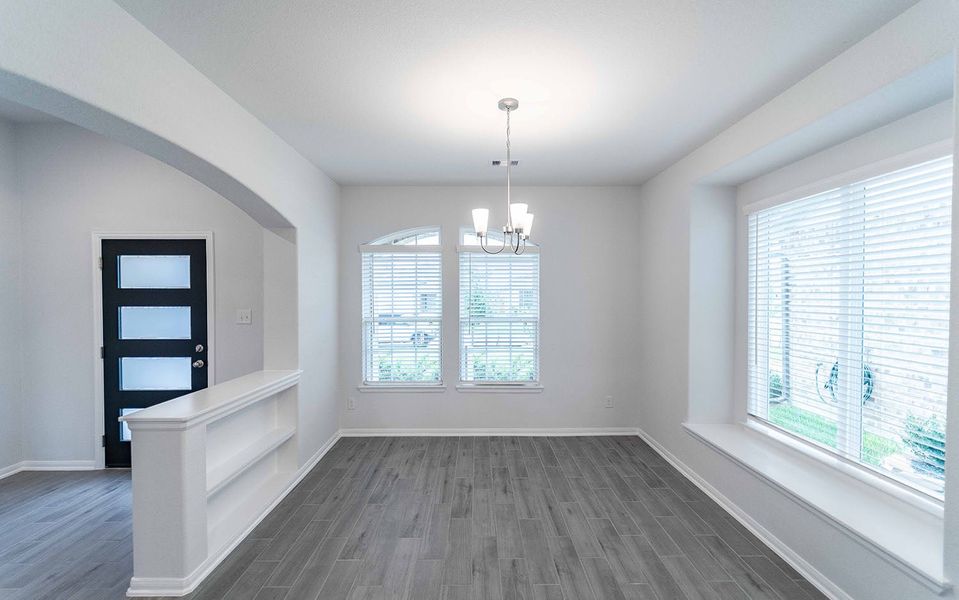 Spacious, unfurnished interior of a new home in Lago Mar, Texas City (Image 9).