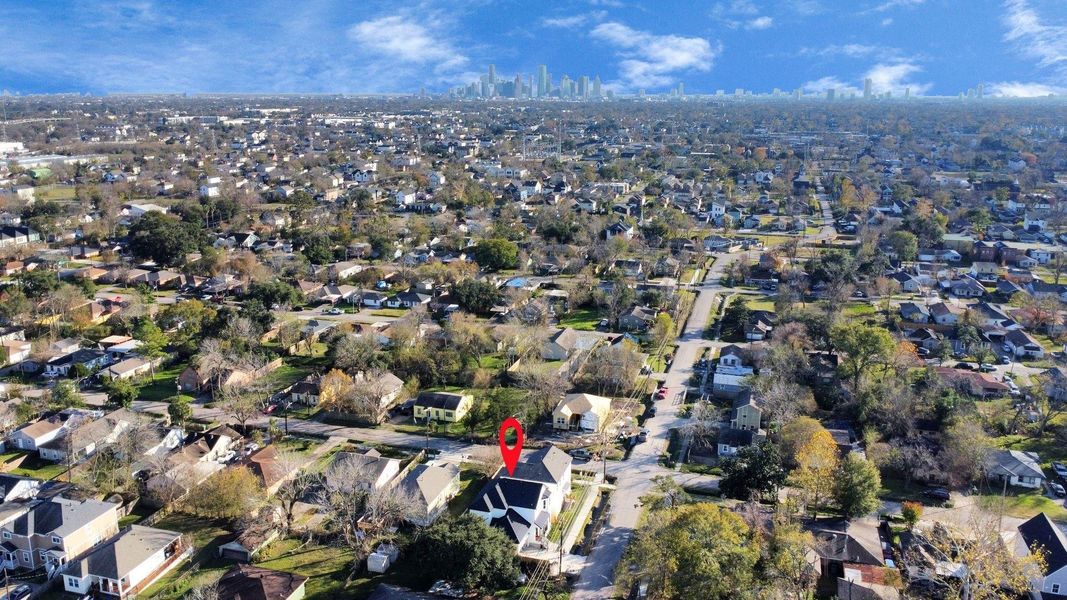 Downtown Houston awaits, with its close proximity to Astros games, dining, and much more. Downtown Houston awaits, with its close proximity to Astros games, dining, and much more.