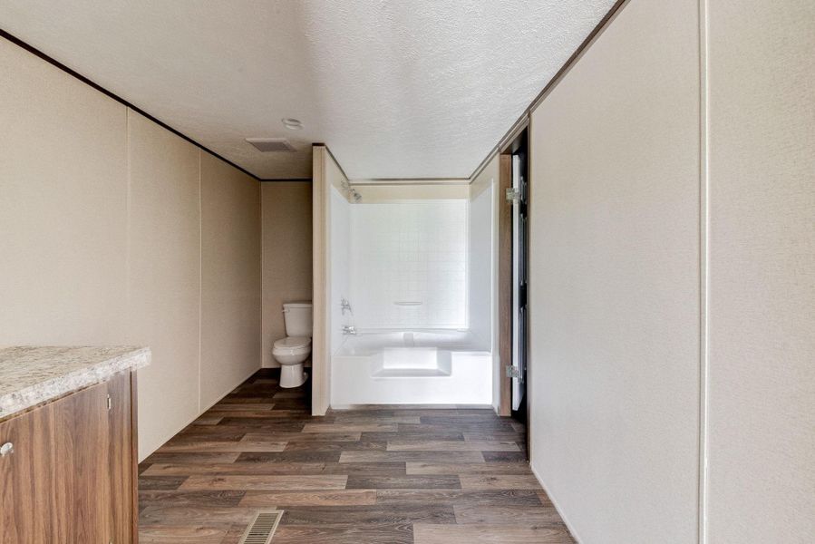 Spacious, unfurnished interior of a new home in , Santa Fe (Image 33).