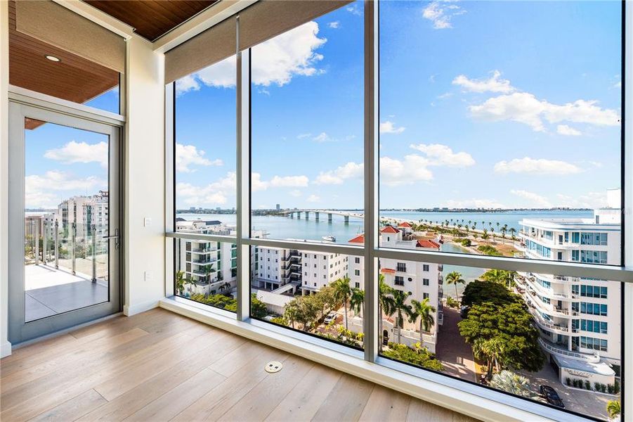 Condo located in Sarasota, FL showcasing its design and architecture (Image 27).