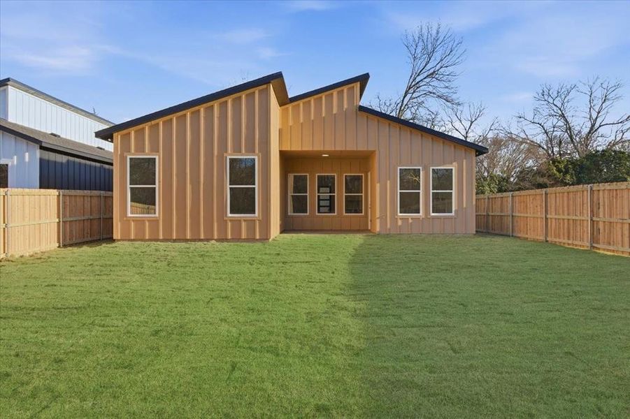 Exterior details and patio area of a home in , Dallas (Image 25).