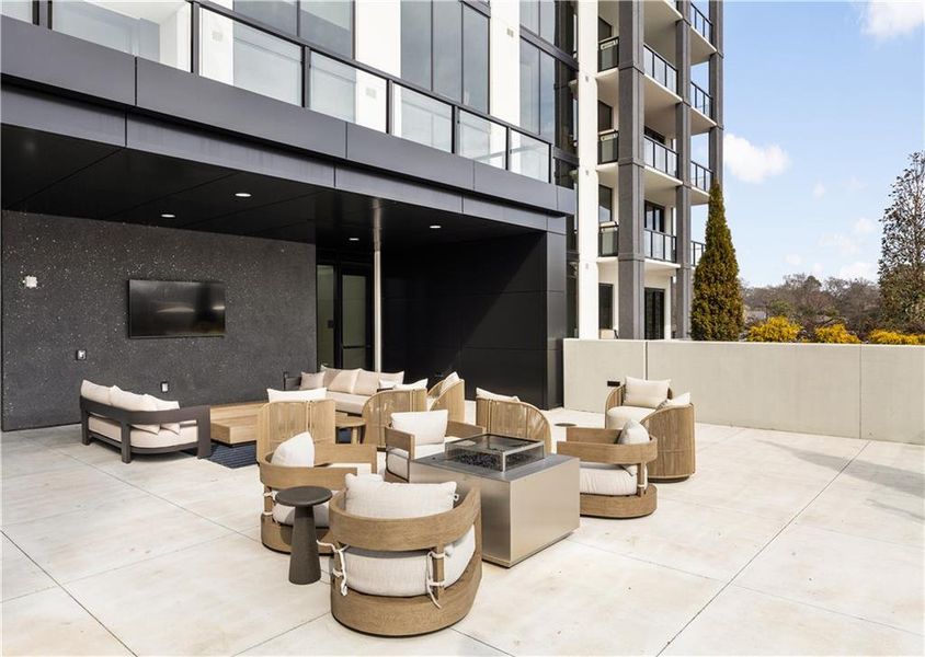 Condo located in Atlanta, GA showcasing its design and architecture (Image 4).