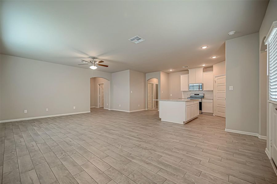 Spacious, unfurnished interior of a new home in Lago Mar, Texas City (Image 27). Spacious, unfurnished interior of a new home in Lago Mar, Texas City (Image 27).