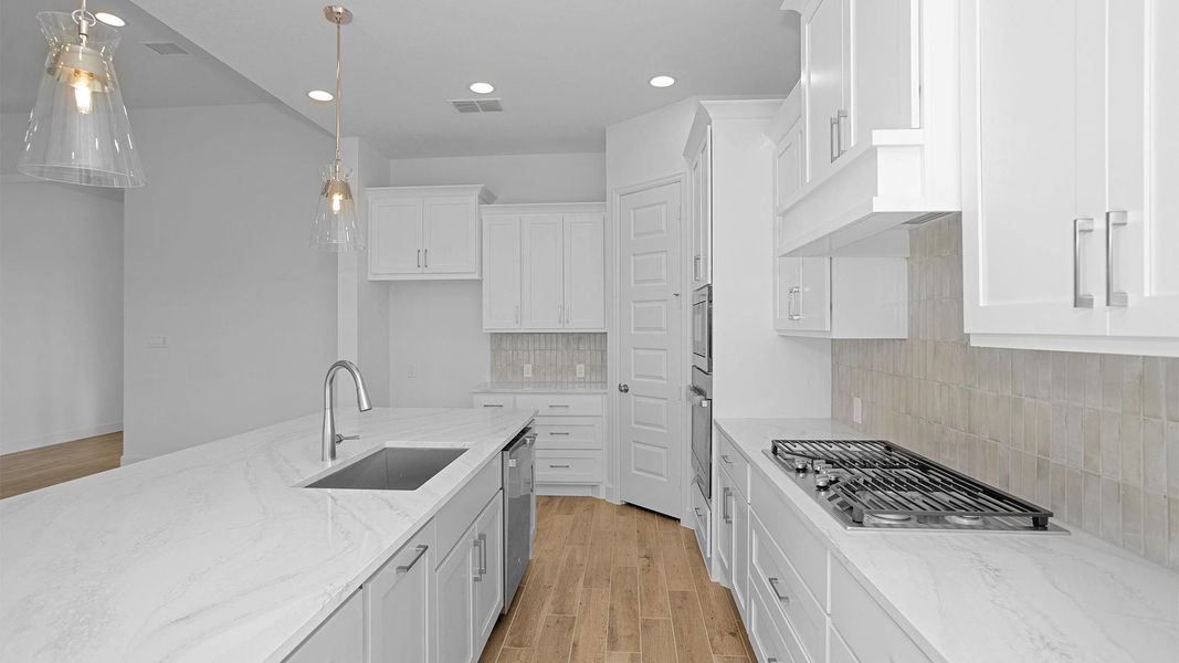 Furnished interior view inside a new home in Valencia 60', Manvel (Image 6).