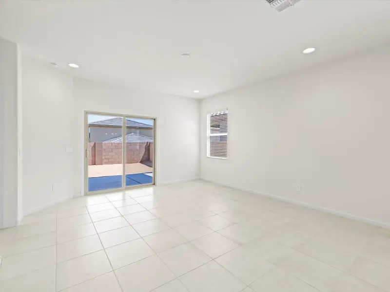Spacious, unfurnished interior of a new home in Mandarina - Signature Series, Marana (Image 9).