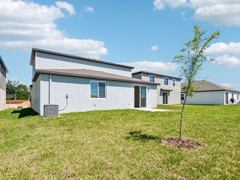Exterior details and patio area of a home in Hilltop Vistas, Dade City (Image 3).