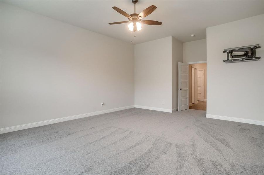 Spacious, unfurnished interior of a new home in Oak Hills, Burleson (Image 18).