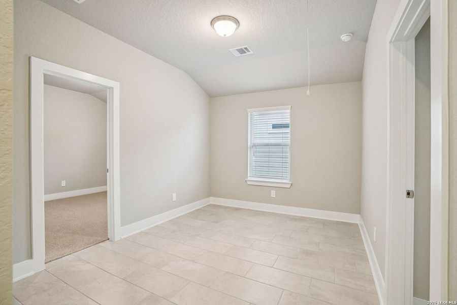 Spacious, unfurnished interior of a new home in Lark Canyon, New Braunfels (Image 24).