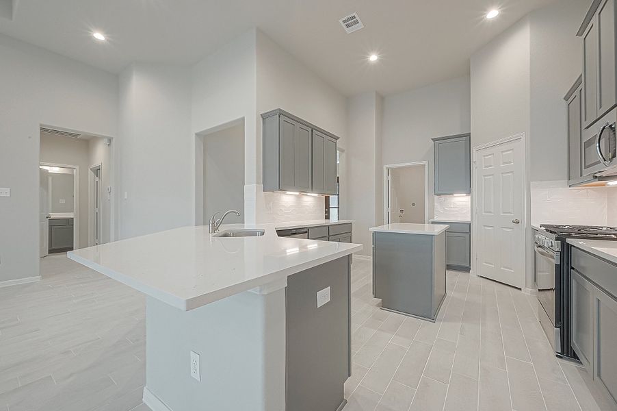 Representative furnished interior of a home built from the Floor Plan 1830 by Colina Homes in Grand Magnolia, Magnolia (Image 16). Representative furnished interior of a home built from the Floor Plan 1830 by Colina Homes in Grand Magnolia, Magnolia (Image 16).
