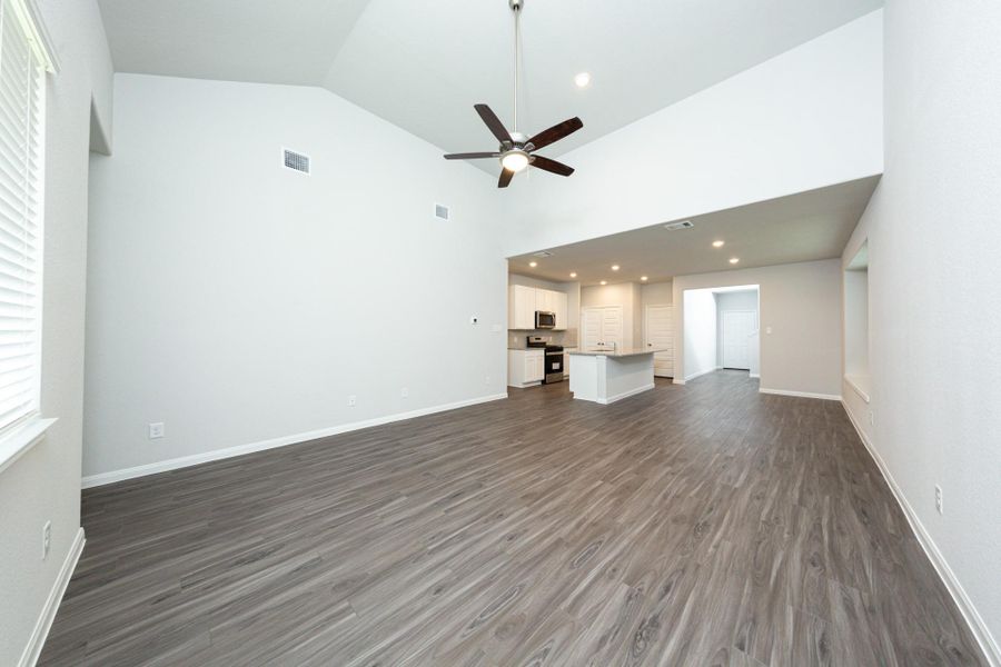 Spacious, unfurnished interior of a new home in River's Edge, Conroe (Image 8).