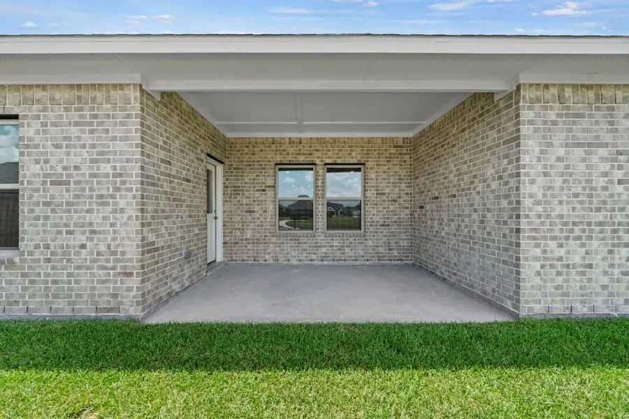 Exterior details and patio area of a home in Laurel Landing, Alvin (Image 4).