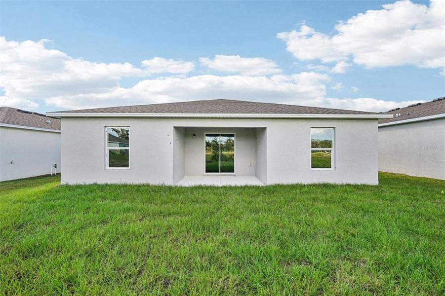 Exterior details and patio area of a home in West Oak, Ocala (Image 2).