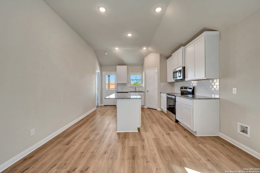 Spacious, unfurnished interior of a new home in Park Place, New Braunfels (Image 24).