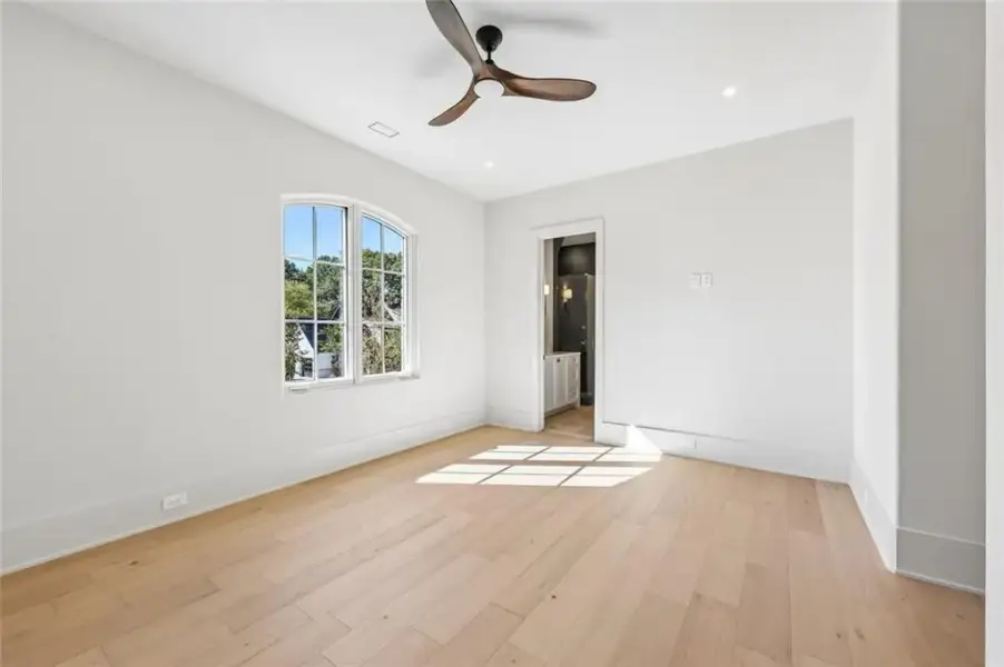 Spacious, unfurnished interior of a new home in , Alpharetta (Image 101).
