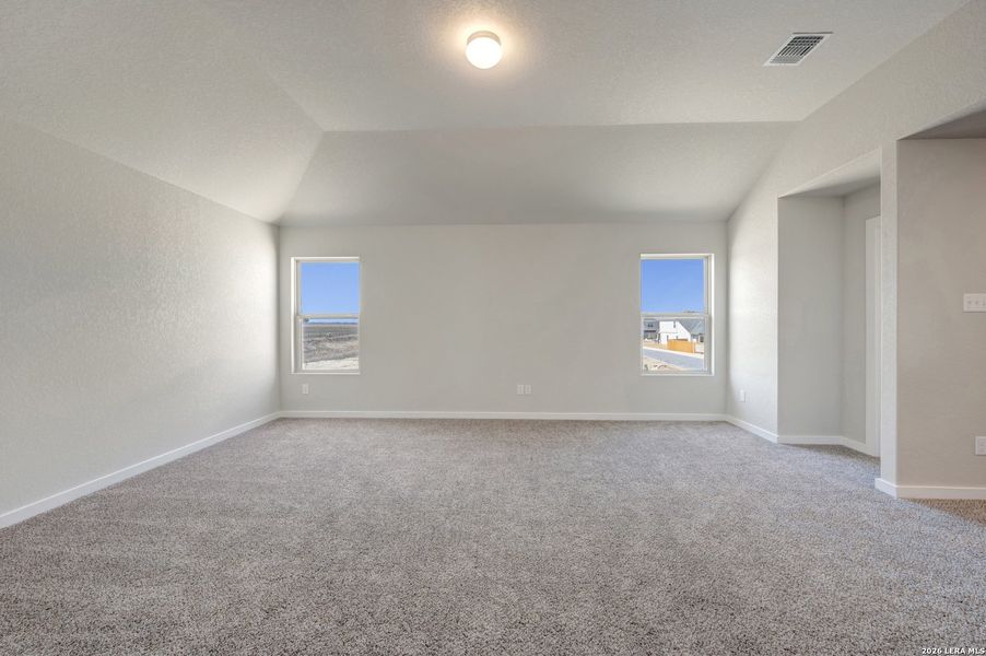 Spacious, unfurnished interior of a new home in Winding Brook, San Antonio (Image 40).