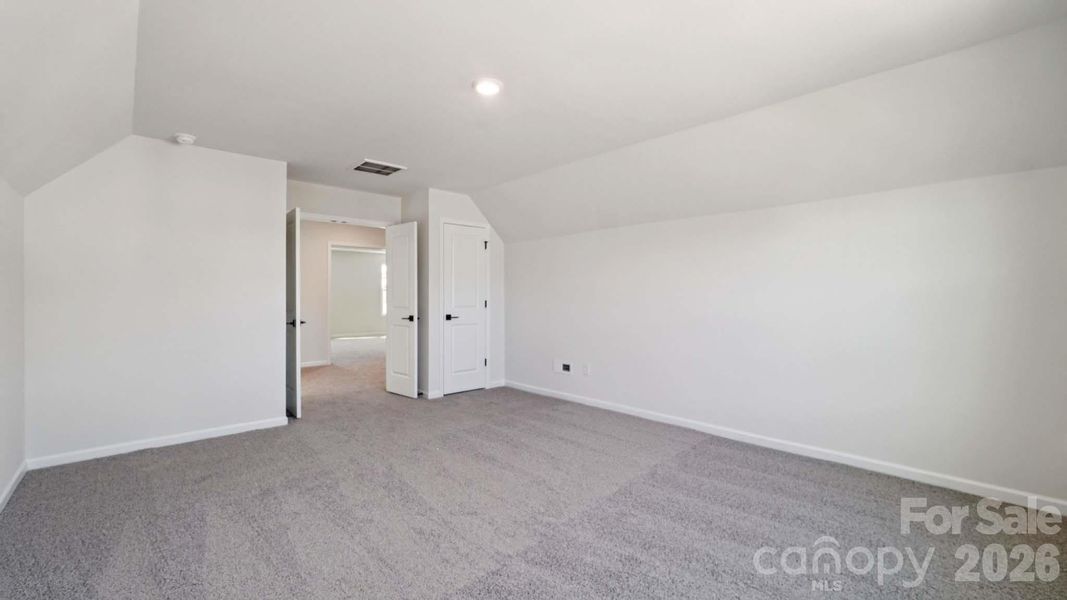 Spacious, unfurnished interior of a new home in Sylvan Creek, Denver (Image 30).