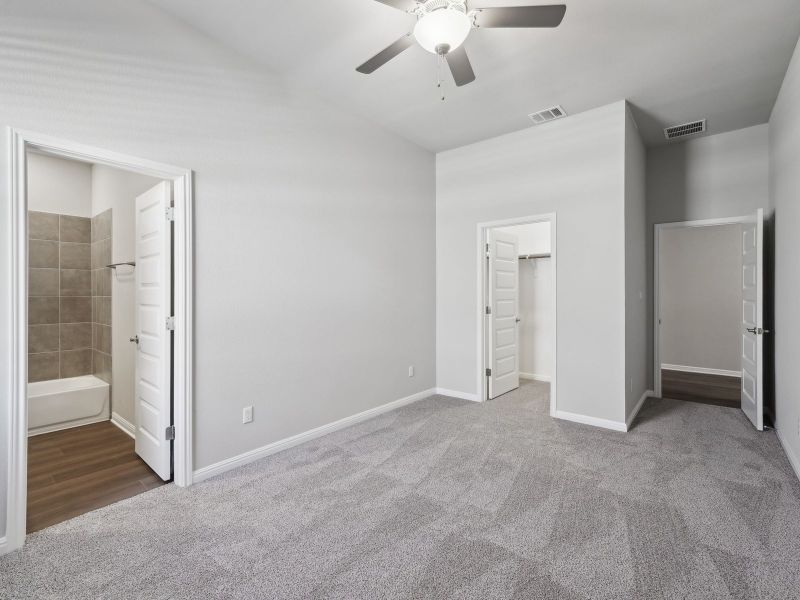 Spacious, unfurnished interior of a new home in Big Sky Ranch - Executive Collection, Dripping Springs (Image 15).