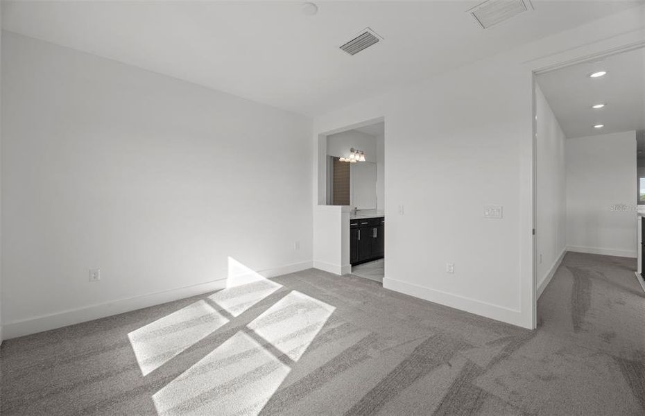 Spacious, unfurnished interior of a new home in , Bradenton (Image 17).