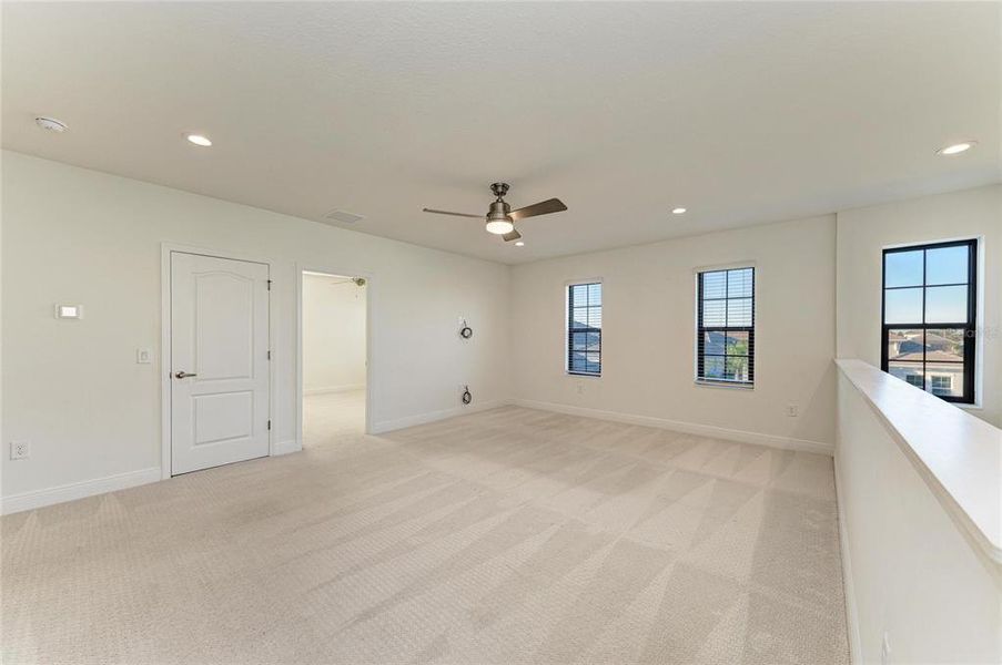 Spacious, unfurnished interior of a new home in , Sarasota (Image 18).