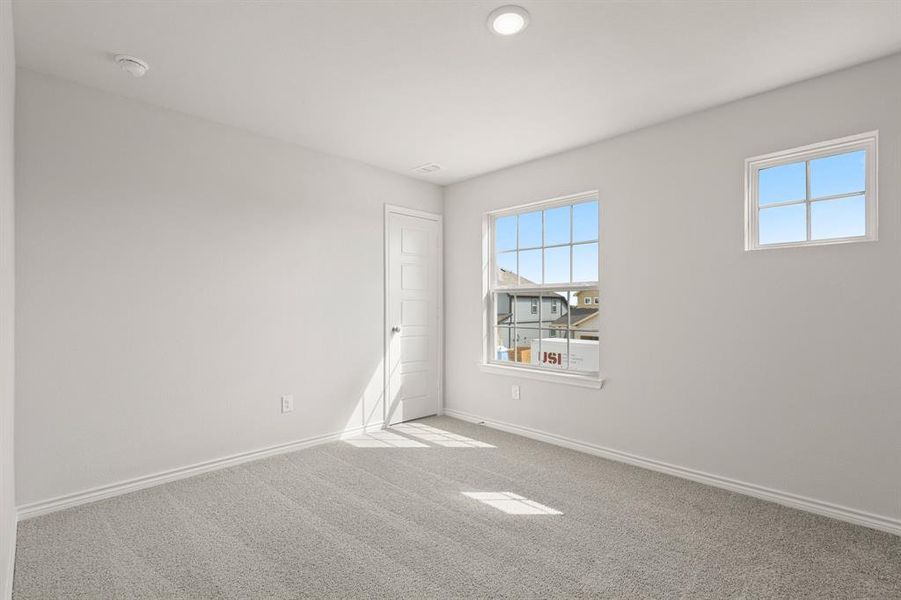 Spacious, unfurnished interior of a new home in Sycamore Landing, Fort Worth (Image 14).