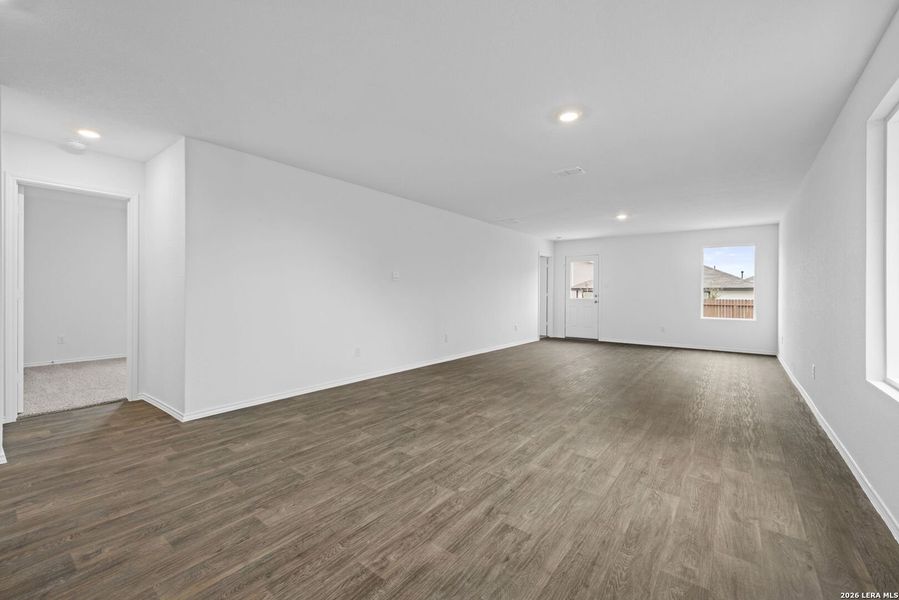 Spacious, unfurnished interior of a new home in Avenida, Converse (Image 13).