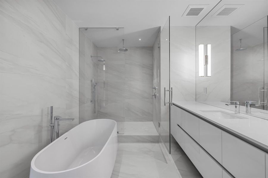 Separate Tub & Shower Separate Tub & Shower