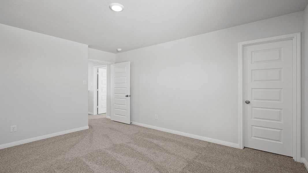 Spacious, unfurnished interior of a new home in Hunters Ranch, San Antonio (Image 19).