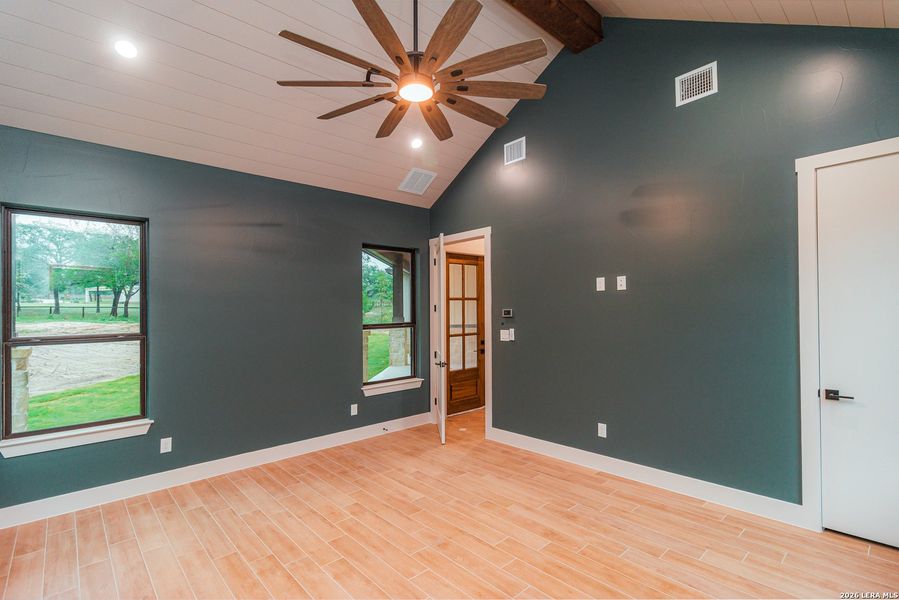 Spacious, unfurnished interior of a new home in , La Vernia (Image 26).