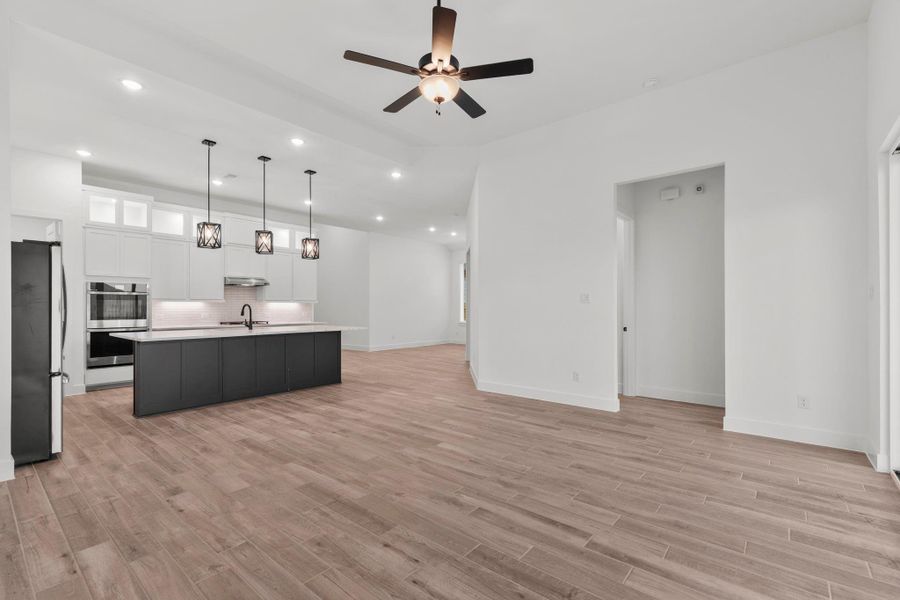 Spacious, unfurnished interior of a new home in Blue Heron, Mont Belvieu (Image 25).