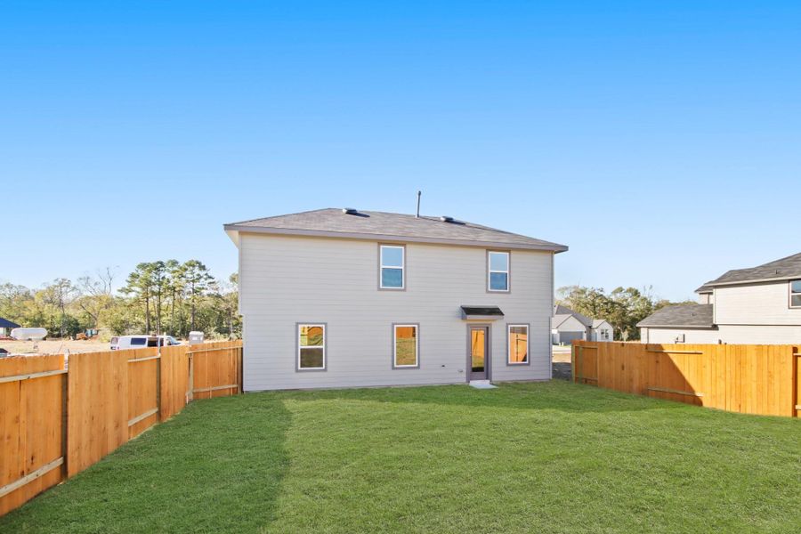 Exterior details and patio area of a home in Lexington Heights, Willis (Image 2).