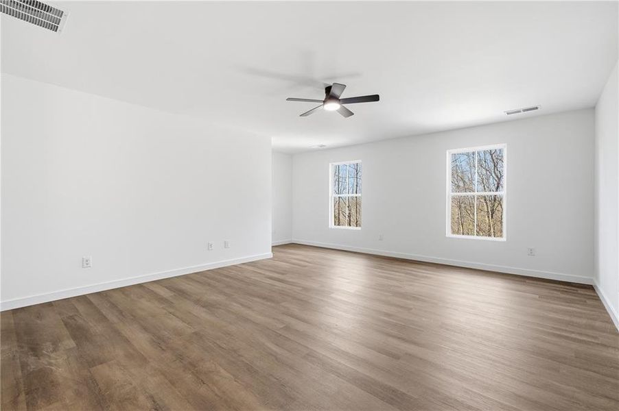 Spacious, unfurnished interior of a new home in , Jasper (Image 36).