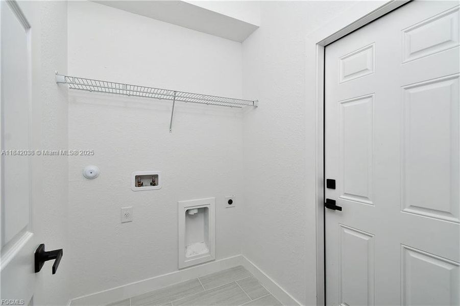 Spacious, unfurnished interior of a new home in , Lehigh Acres (Image 14).