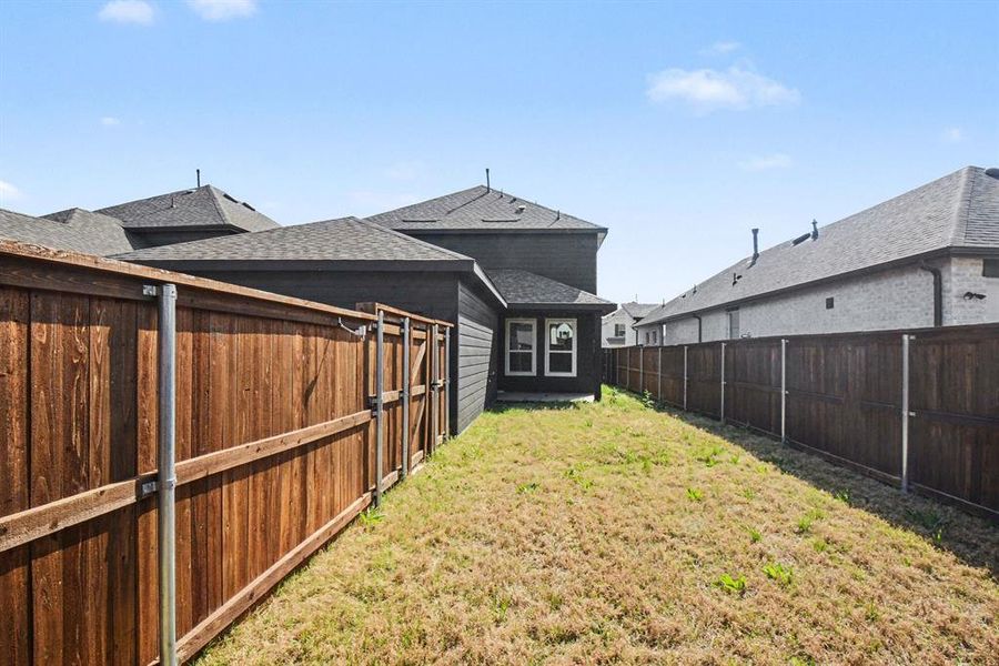 Exterior details and patio area of a home in , Royse City (Image 20).