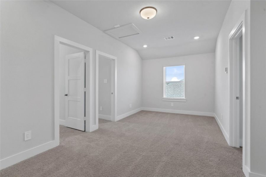 Spacious, unfurnished interior of a new home in Sorella, Tomball (Image 17).