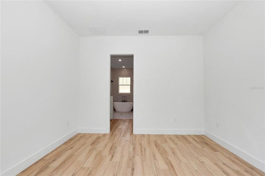 Spacious, unfurnished interior of a new home in , Dunnellon (Image 19).