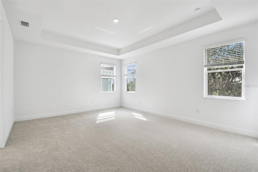 Spacious, unfurnished interior of a new home in Hawkstone, Sarasota (Image 16).